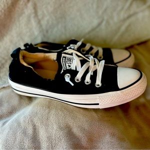 Size 7 Converse low tops. Like new.